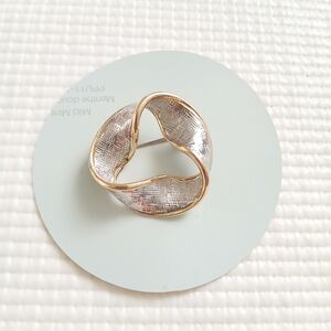 Vintage gold/ silver tone swirle broich, 1 3/8, mint